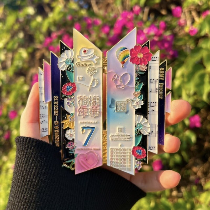 Emblema Metálico BT21 do 10º A - Beauty Makeup Wholesale avaliação e preço