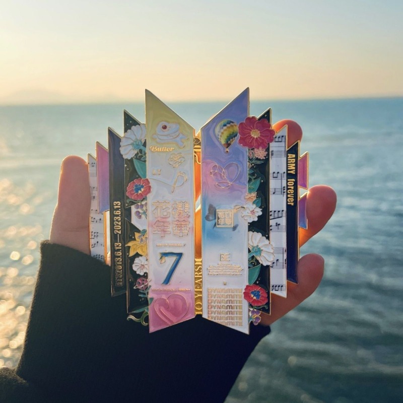 Emblema Metálico BT21 do 10º A - Beauty Makeup Wholesale avaliação e preço
